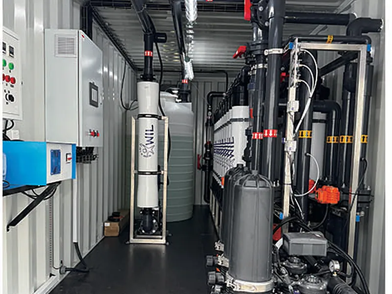 Aqualitek — Unit water treatment containerized: panel kontrol, filter, dan perpipaan di dalam kontainer
