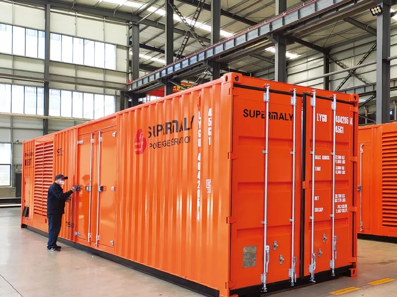 Supermaly — Genset kontainer Supermaly dengan pintu akses samping dan louvre pendingin