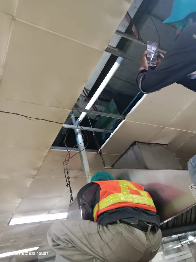 Engineering & Installation — Penarikan jalur pipa dan ducting di atas plafon — lingkup kerja kontraktor mekanikal di dapur produksi