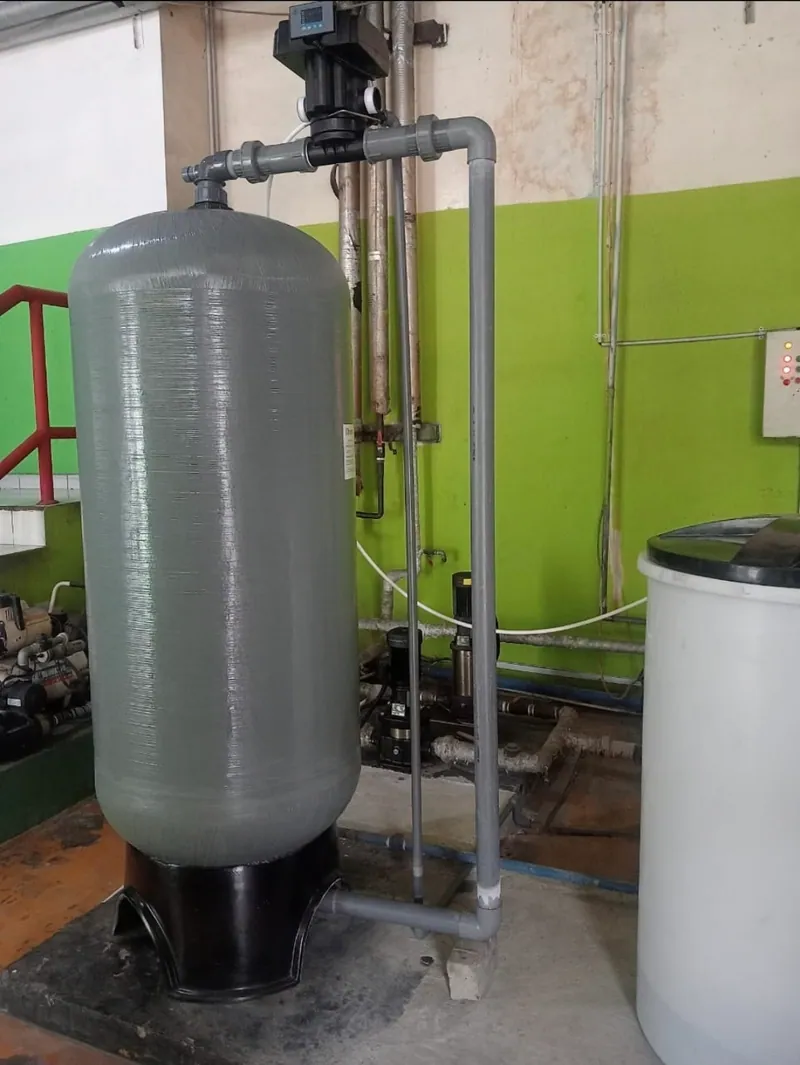 Water & Wastewater Treatment — Unit water softener terpasang: vessel FRP, control valve otomatis, dan tangki brine untuk regenerasi