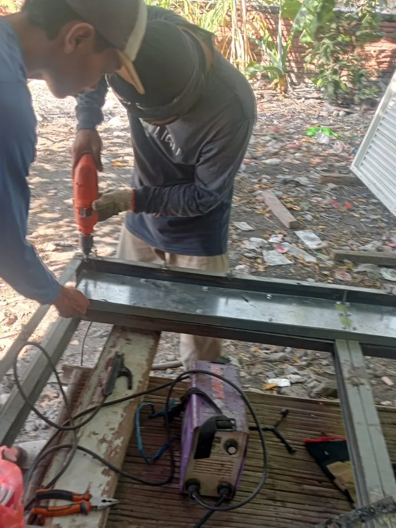 Engineering & Installation — Fabrikasi rangka ducting dari plat galvanis, diukur dan dirakit langsung di lokasi proyek