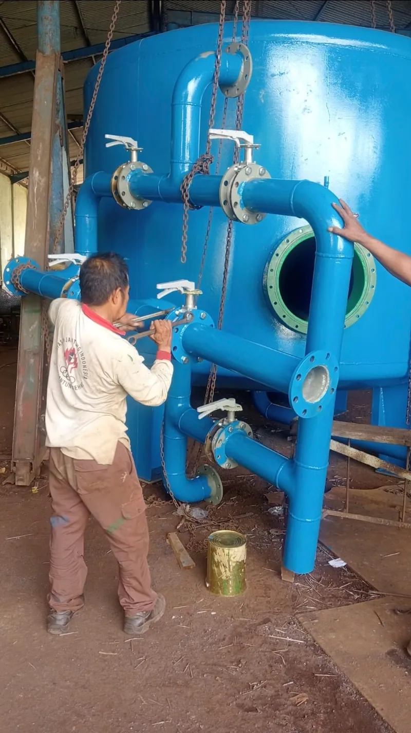 Water & Wastewater Treatment — Fabrikasi tangki softener: perakitan manifold pipa dan valve flange