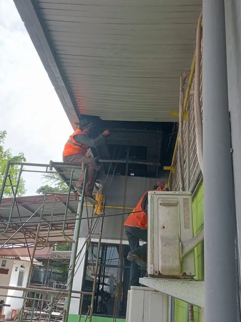 Engineering & Installation — Pemasangan ducting fresh air dan filter ruangan untuk menjaga tekanan serta kualitas udara ruang produksi