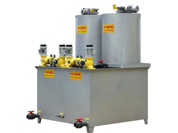 Chemical Dosing System — Sistem dosing kimia: tangki pelarut, pengaduk, dan pompa dosing di atas bak penampung tumpahan