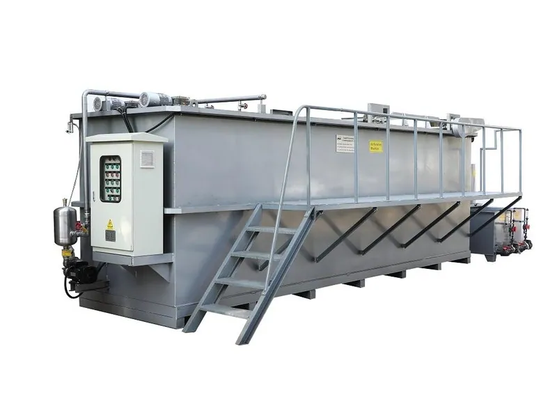 Dissolved Air Flotation (DAF) — Unit Dissolved Air Flotation (DAF) dengan bak flotasi, skimmer mekanis, dan panel kontrol di sisi tangki