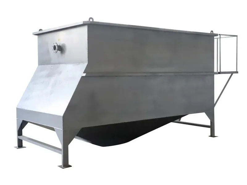 Lamella Clarifier — Lamella clarifier dengan susunan pelat miring dan hopper lumpur berbentuk kerucut di bawahnya