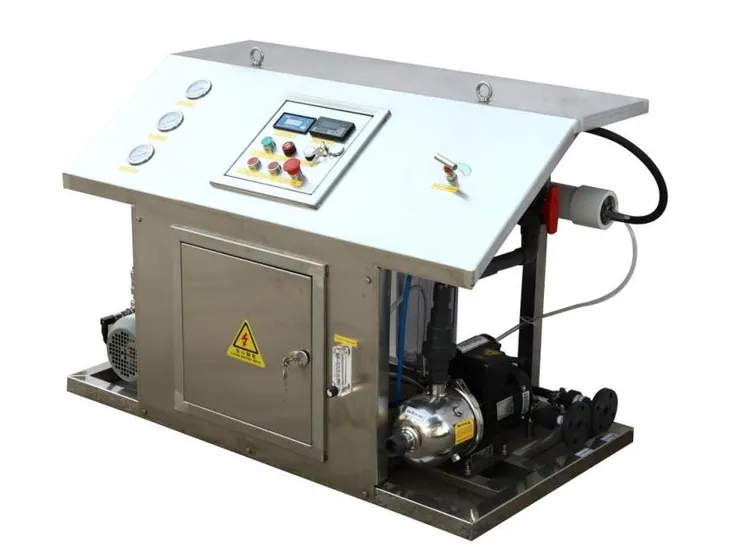 Reverse Osmosis & Desalinasi Air Laut (SWRO) — Unit desalinasi air laut (SWRO) ringkas dengan panel kontrol dan pompa tekanan tinggi menyatu di satu rangka